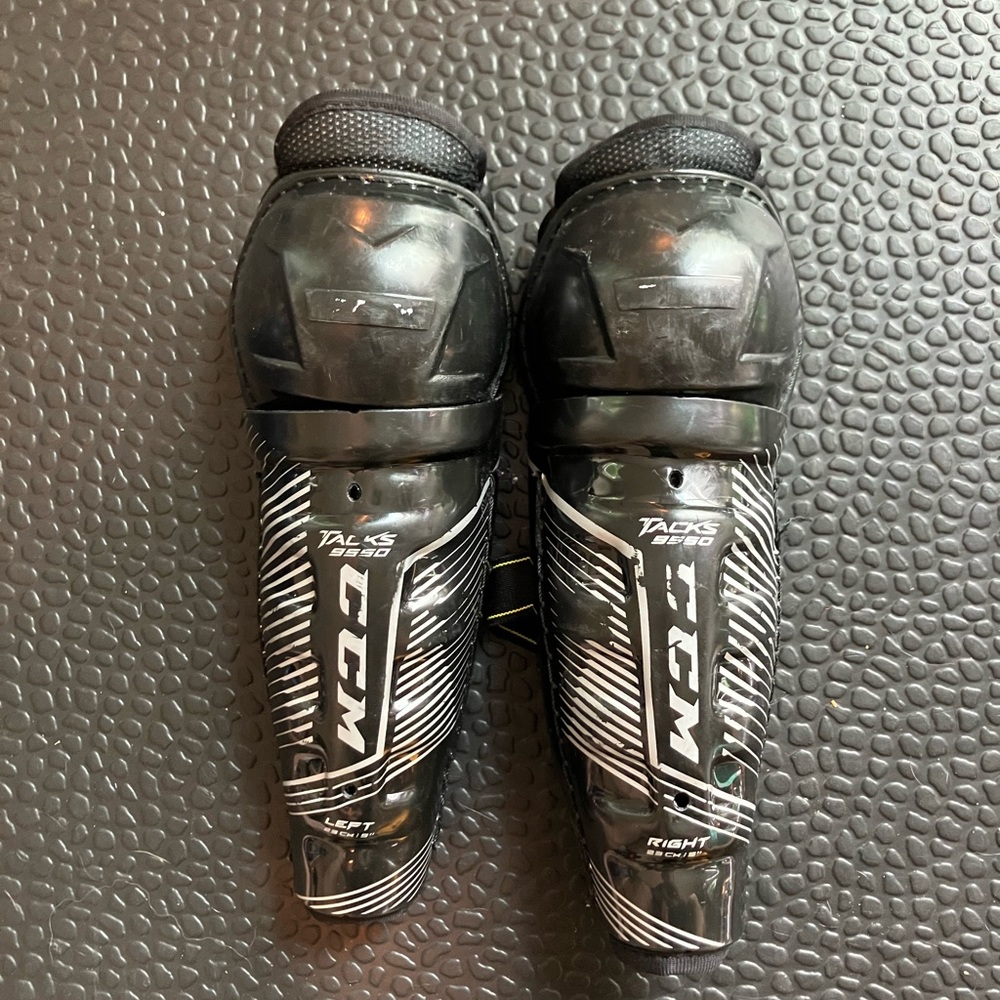 CCM TACKS 9550 Hockey Shin Guards, Youth 9”